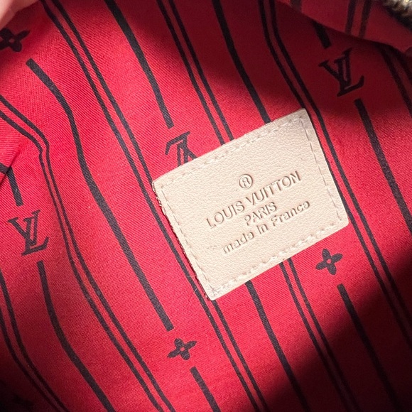Louis Vuitton Red and Black Striped Interior - Picture 5 of 8